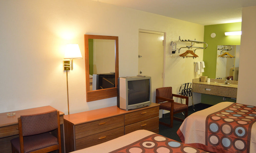 Super 8 By Wyndham Tifton Hotel Exterior photo
