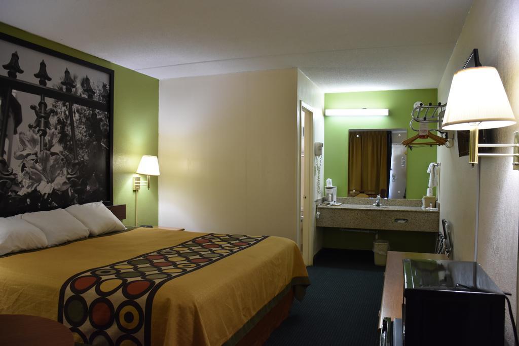 Super 8 By Wyndham Tifton Hotel Exterior photo
